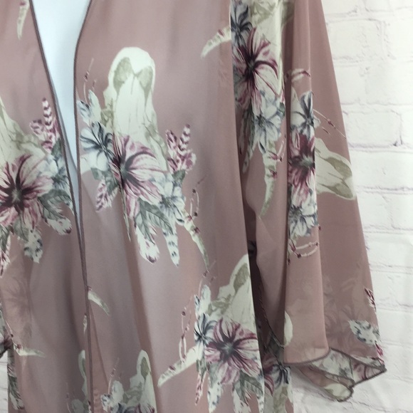 Lovely Kimono Floral Design Light Weigh Size Small - Picture 3 of 8